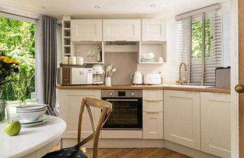 Honeycomb Treehouse in the Heart of Dorset - Photo 6