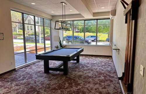 East Side Luxury 1BR Apt - Near Brady and Fiserv with Balcony - Foto 16