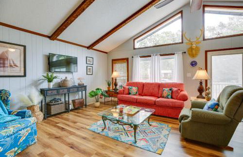 Oak Island Vacation Rental with Decks, Walk to Beach - Foto 1