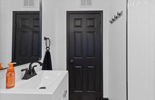 Dark House With HotTub TV in Rooms - Foto 17