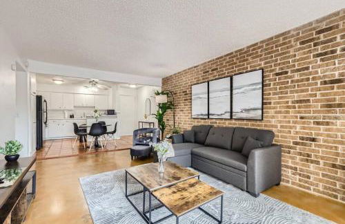 Your 2B Getaway - Walk Dtwn - Sleeps 6 - Pool and Prkg - Foto 1