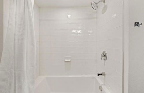 Polished Contemporary 2BR 2BA Private Balcony - Foto 24