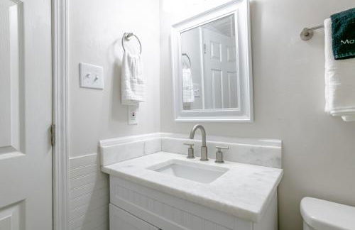 Newly Renovated Downtown Apartment in the Historic District, Quiet Street! - Photo 8