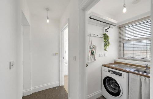 Bright Apartment w Parking & Distant Sea Views - Foto 17