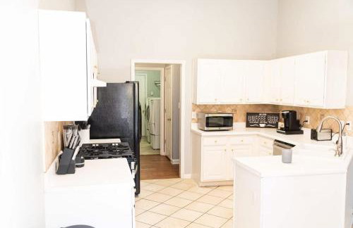 Spacious Vaulted 4BR Family Home Near Mall of GA Sleeps 12 - Foto 16