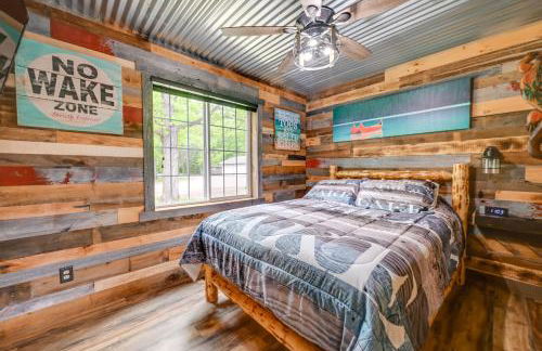 Lakeside Cabin with Fire Pit Near Pine Point Park! - Foto 14