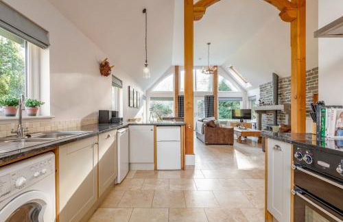 Scenic Oaklodge with wood burner - Photo 27