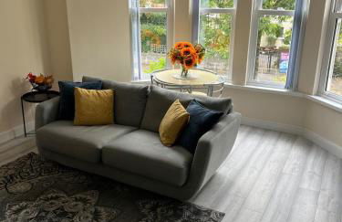 Penarth Station Renovated apartment - Photo 11