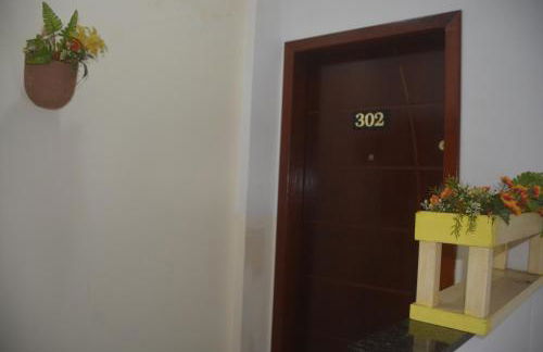 Dois quartos Cozinha completa Wi Fi Self check in com senha Central e perto de tudo a 4,4Km da Rodoviária e 15,4 km do Aeroporto Apartamentos 102 e 302 - Foto 16