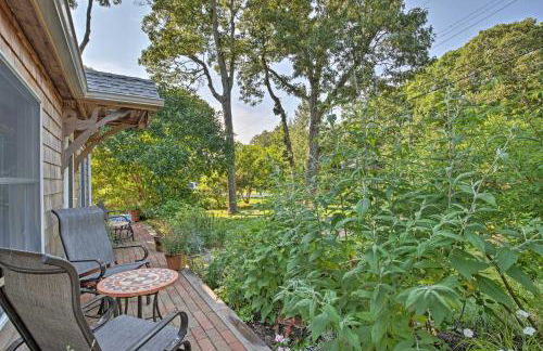 Cute East Hampton Cottage with Patio - Walk to Beach - Foto 19