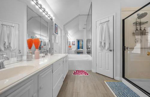 NEW! Stylish Home Arcade & Fireplace Sleeps 10 - Foto 20