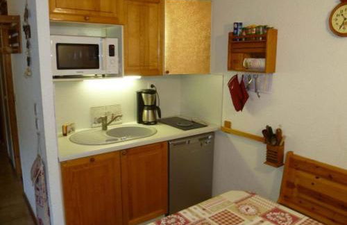 Appartement 2 pièces cosy, 5 pers, terrasse sud, proche des remontées, parking inclus, WiFi en option - FR-1-676-51 - Foto 2