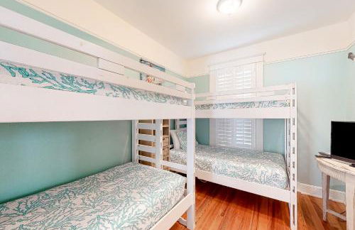 Charleston-style cottage w/ lovely decks, steps to the beach & pools - Foto 18