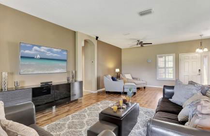 Valrico's Hidden Gem A Stunning 3-Bedroom Oasis Awaits! - Foto 13