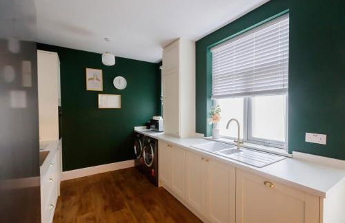 The Green House 3 Bed House - Contractors, Families, Close to city centre, Free Parking - Foto 15