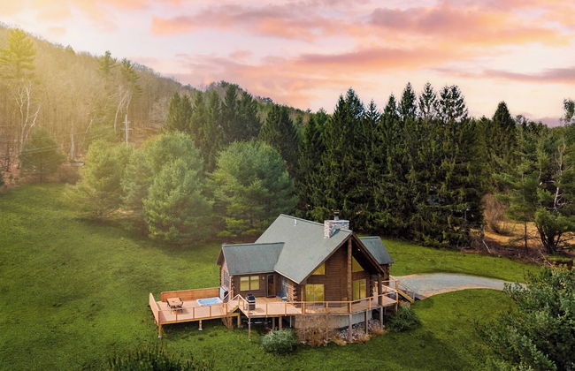 Secluded w/ Deck Views, Hot Tub, & Ping Pong Hudson in the Berks by Avantstay - Foto 1