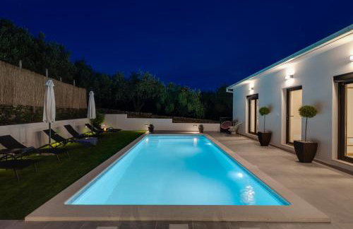 Apartment Gironi with Pool, Jacuzzi - Photo 32