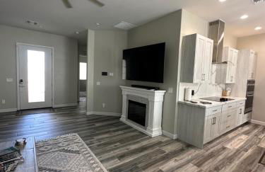 Beautiful New construction home - New Pool & Spa! - Foto 1