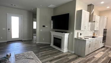 Beautiful New construction home - New Pool & Spa! - Foto 1