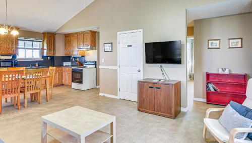 Walk to Shore Crystal Beach Home with Deck! - Foto 2