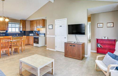 Walk to Shore Crystal Beach Home with Deck! - Foto 2