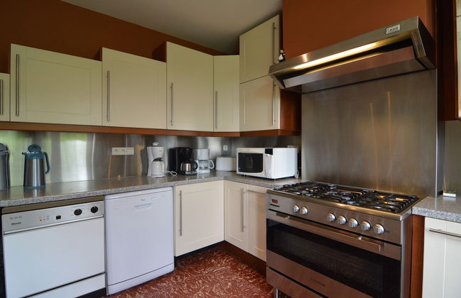 Grand Villa With Bubble Bath - Photo 5