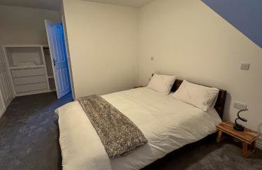 Lux House, Jennett's Park - Photo 11