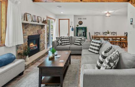 Maple Oasis by Avantstay Newly Built w/ Hot Tub, Game Room & Fire Pit - Foto 10