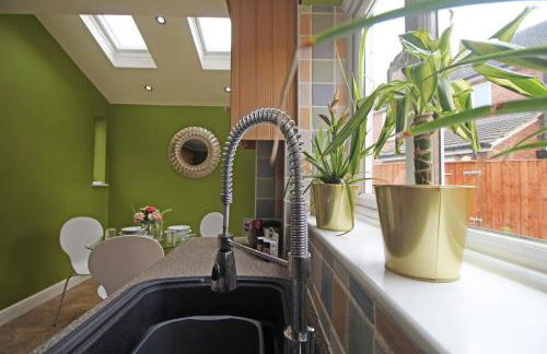 Queens Road - Luxury Spacious Home in Chester - Photo 9