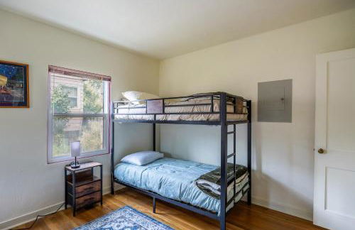 Cozy 2BR Home Near UNR with Large Deck & Parking - Foto 34