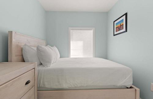 Steps to Beach Fully Renovated Sleeps 6 - Photo 15