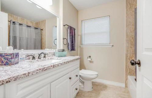 Huge House Fun Central 4BD 3BA with POOL - Foto 25