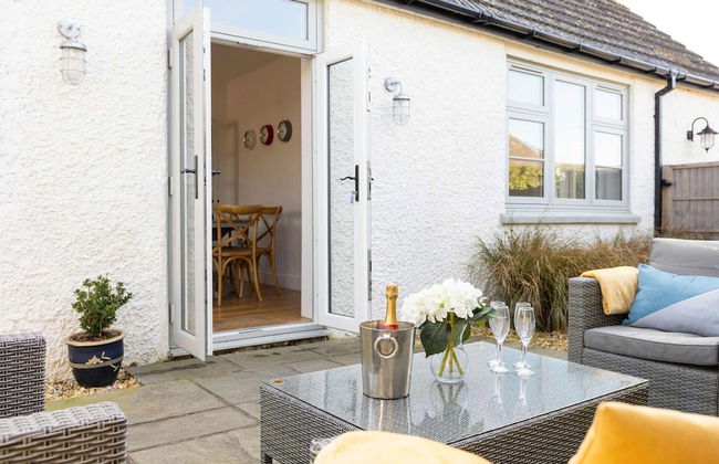 Charming Seaside Cottage - 5-min Walk to Beach - Photo 65