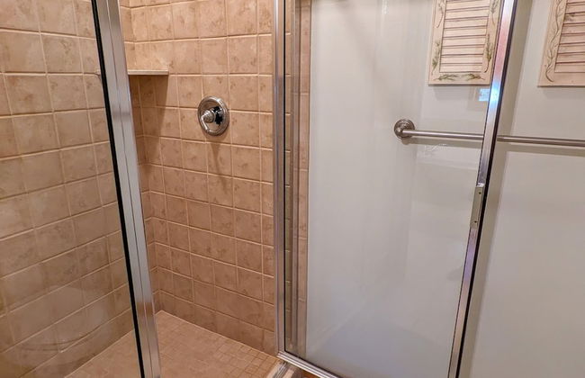 Elk Hollow by Avantstay Lakefront Chalet w Game Room Fire Pit - Photo 39