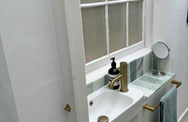 Amazing Large House, Lovely Newly Fitted Kitchen, Sleeps 8 , Nice Views and Garden, Plus a Beach Hut that is Located on Lyme Regis Beach - Photo 12