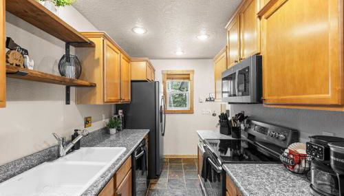 Grandmas Hideaway - walk to downtown, private hot tub, pet friendly with patio - Foto 4