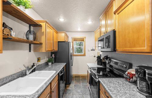 Grandmas Hideaway - walk to downtown, private hot tub, pet friendly with patio - Foto 4