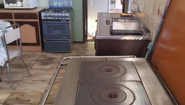 CASA COMPLETA, CENTRO, 4 Qtos, Wi-Fi, 130m quadrados, 4 Camas Casal, Churrasqueira e Apetrechos, Vasto Quintal e Varanda nos Fundos, 2 Banheiros, 9 Pessoas, Área Frontal, Garagem Coberta, Estacionamento Interno 2 Carros, Fogão a Lenha - Foto 4