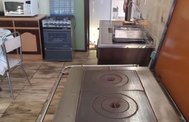 CASA COMPLETA, CENTRO, 4 Qtos, Wi-Fi, 130m quadrados, 4 Camas Casal, Churrasqueira e Apetrechos, Vasto Quintal e Varanda nos Fundos, 2 Banheiros, 9 Pessoas, Área Frontal, Garagem Coberta, Estacionamento Interno 2 Carros, Fogão a Lenha - Foto 4