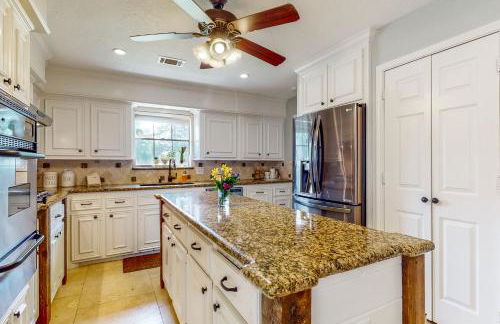 Pool, Hot Tub and Pool Table! Grand Home in Tomball - Foto 13