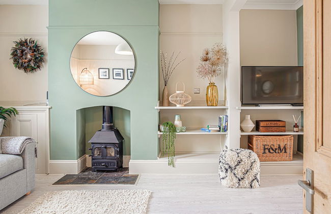 Stunning Townhouse with Large Garden - Photo 32