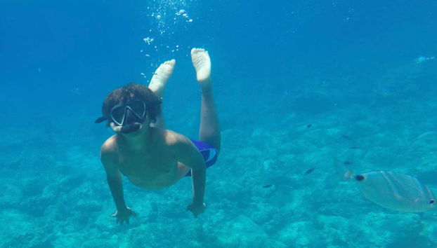 Un enfant profite du snorkeling