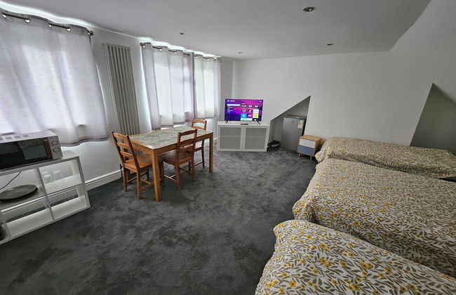 SnoozeDen Westmead – Windsor Castle & Legoland - Foto 27