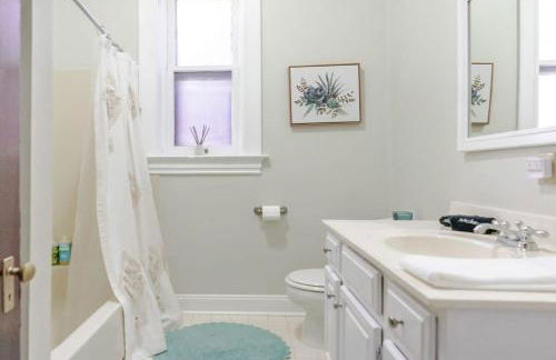 7BR Luxury Living 1st Floor Primary ABODEbucks - Foto 35