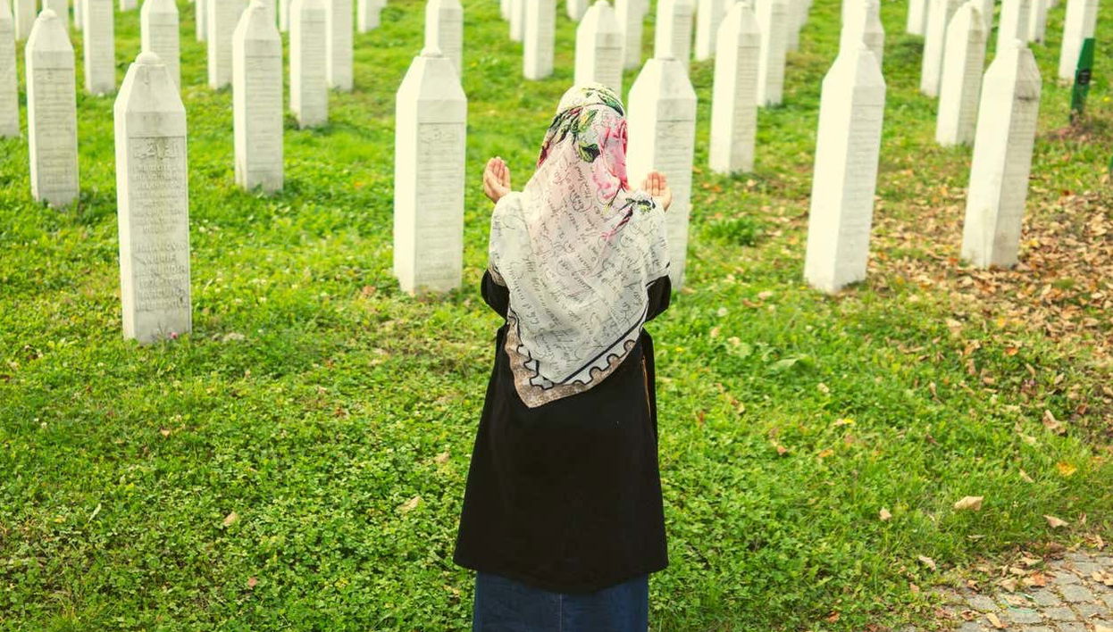 Mujer rezando en Srebrenica