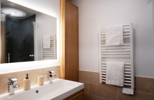 Vue Panoramique Exceptionnelle Mer, Montagne et Village l T2 Luxueux - Foto 12