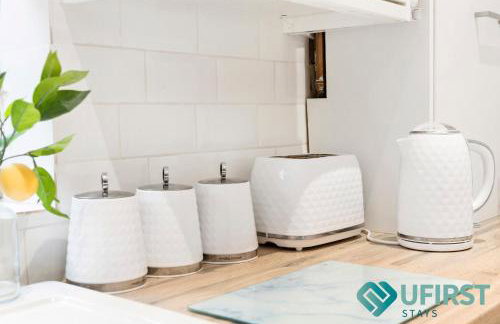 Delightful 3BR Home - Hot Tub - Near Castle, QMC - City Centre & Trent Bridge - Free WiFi & Parking - Sleeps 6 - Foto 23