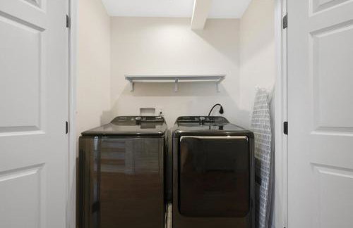 Spacious 5BR Home KING Bed Wi-Fi Parking - Foto 37