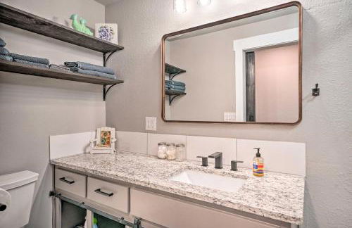 Lakefront Fort Towson Home Private Dock and 3 Decks - Foto 23