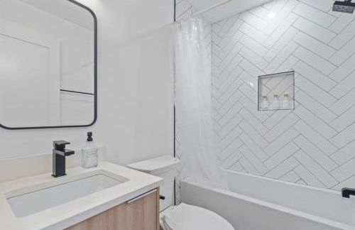 Capitol View 2 DC Townhouse Condo with Private Backyard and Garage Parking - Foto 7